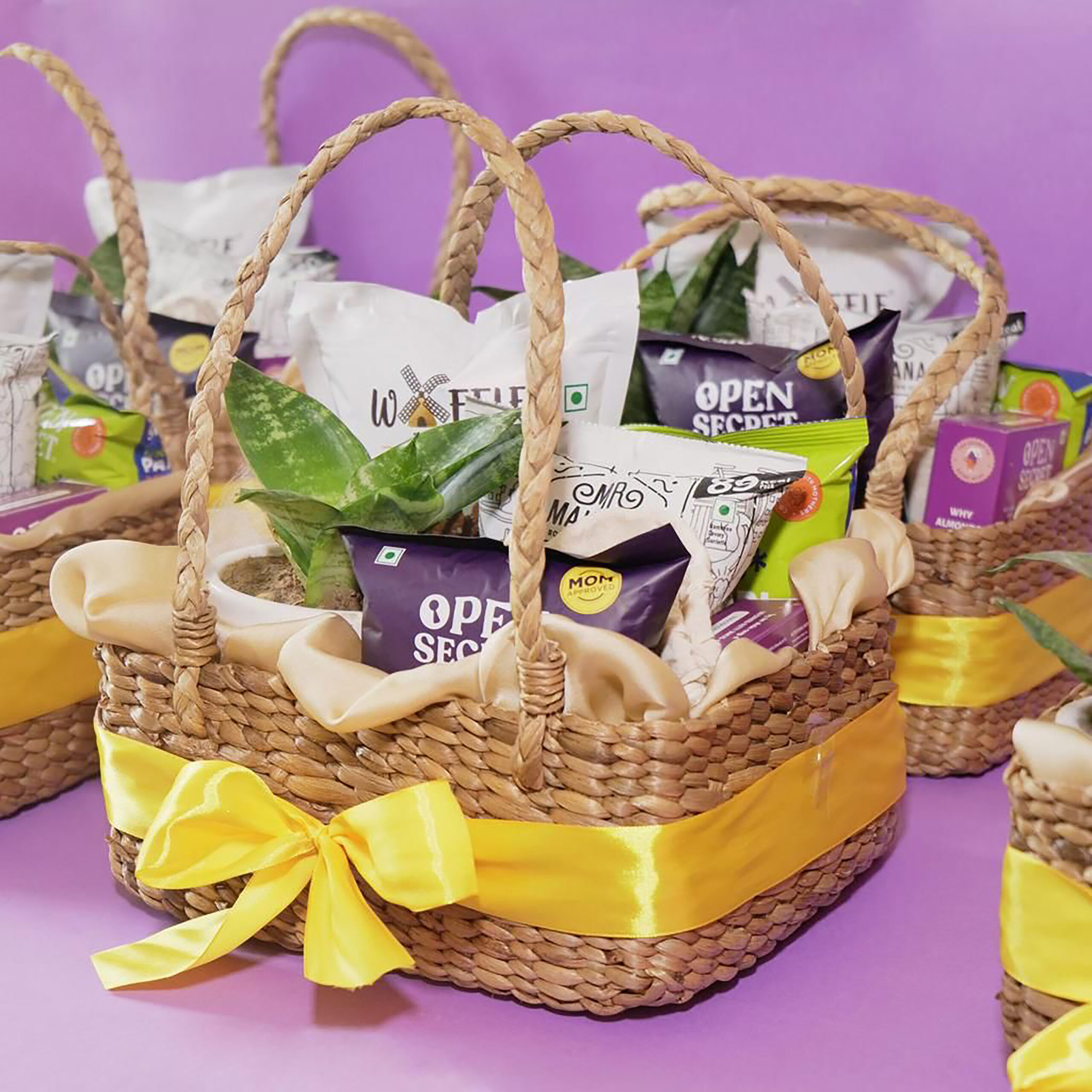 We're the best Corporate Gift Hampers for Employees and Clients Manufacturer in Delhi India.